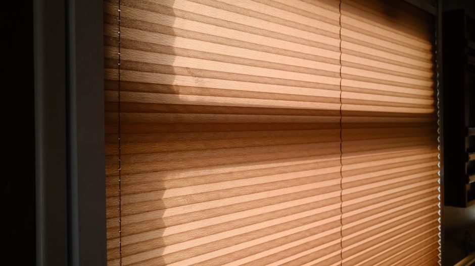 Slimme gordijnen verduisteren en isoleren tegen warmteverlies.